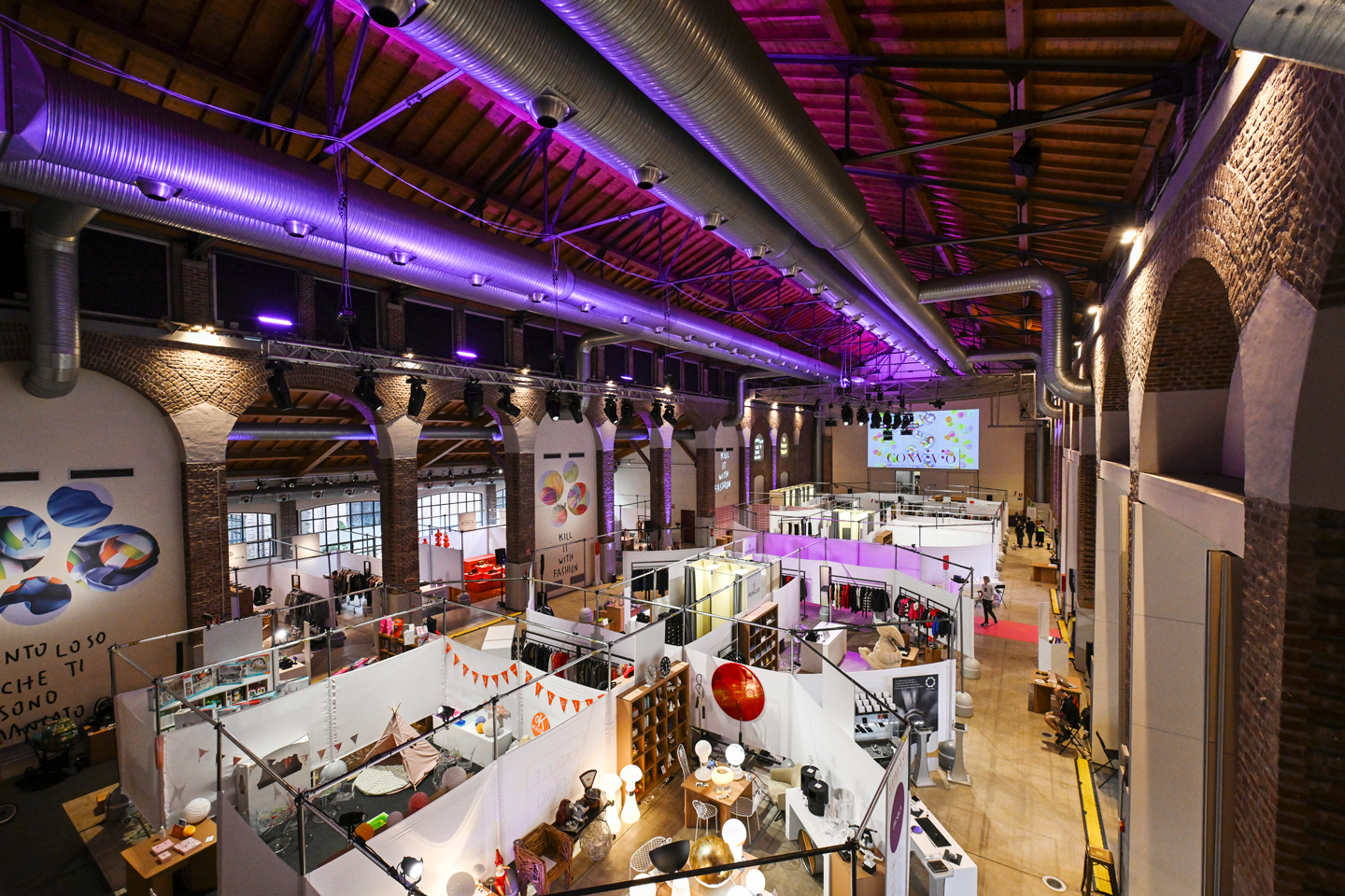 The market exhibition plays a crucial role in fundraising. This year, design, fashion, accessories, beauty and food companies donated around 10,000 products