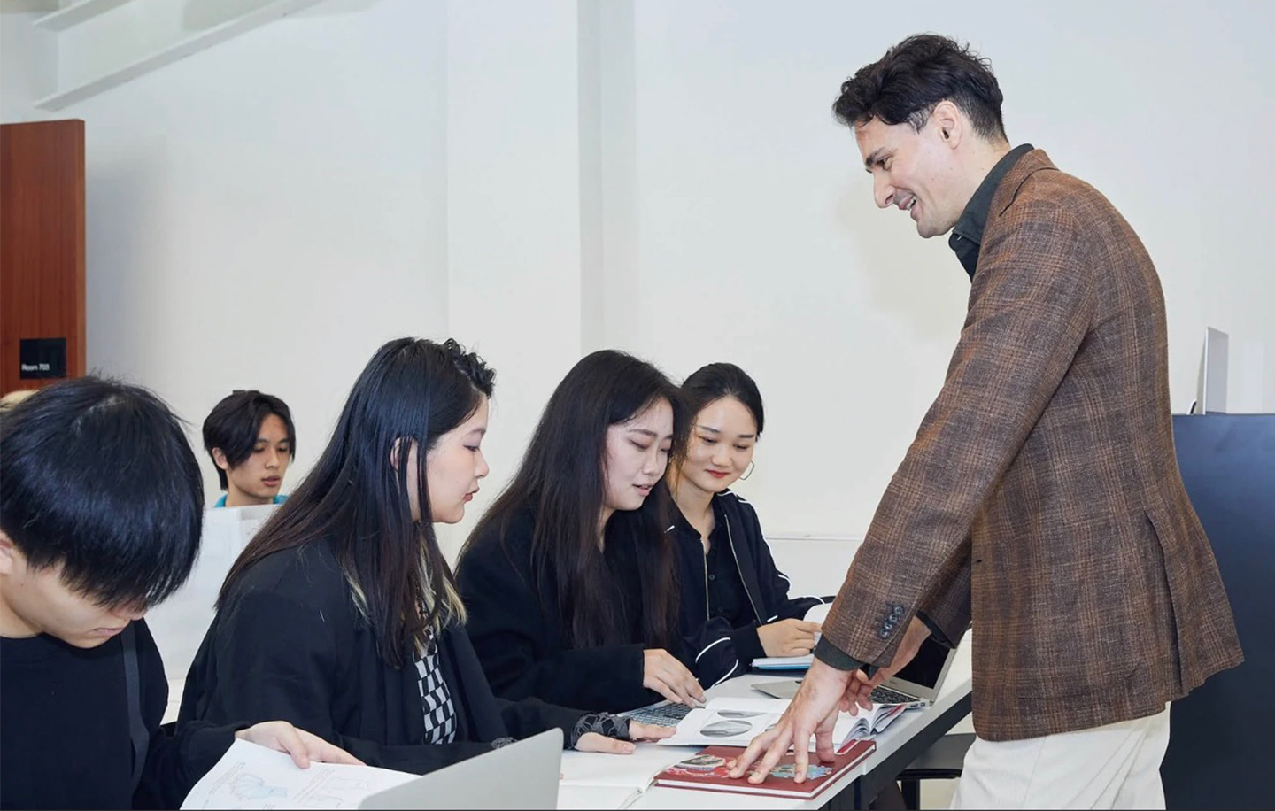 Students working with Professor Federico Castigliano during a creative writing lesson at Istituto Marangoni Shanghai