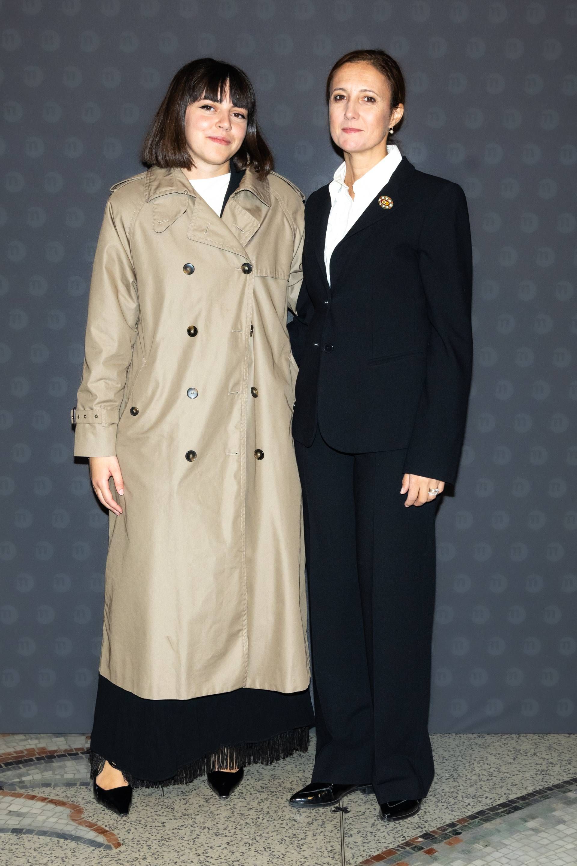 ELISA PERVINCA BELLINI (capelli raccolti) E GIULIA SQUERI (trench beige)