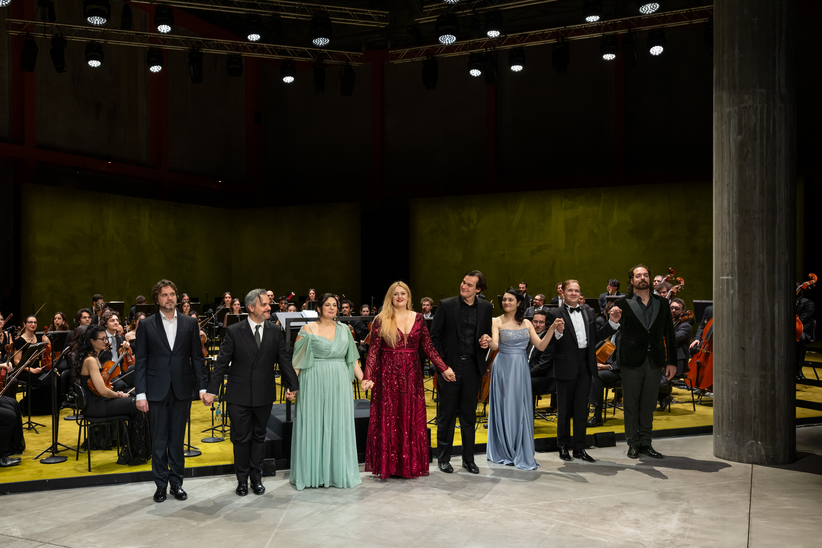 Soloists and conductor take their bow, celebrating a performance shaped by discipline, emotion, and Mozart’s timeless architecture.