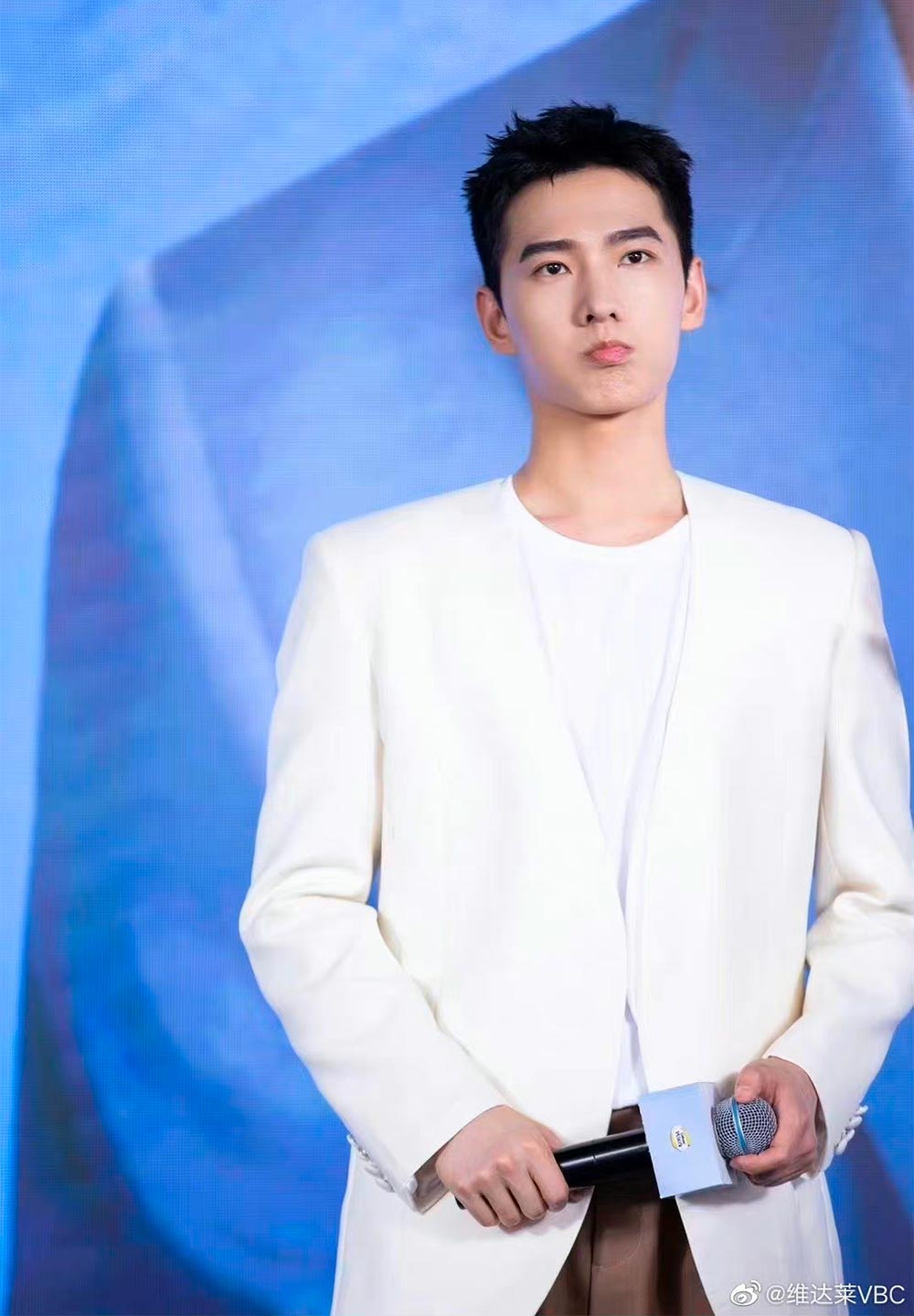 Actor YangYang on a TV show in a VBC suit designed by EnQi Li, BoZheng Chen and XinYu Zhang