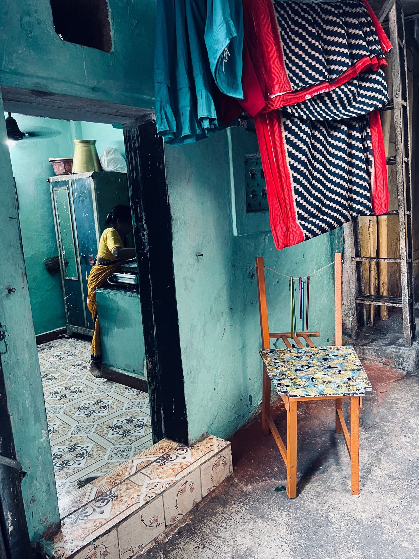 When looking at the unique texture of the Anjaana chair’s seat and legs, you can feel the rawness of Mumbai’s slums