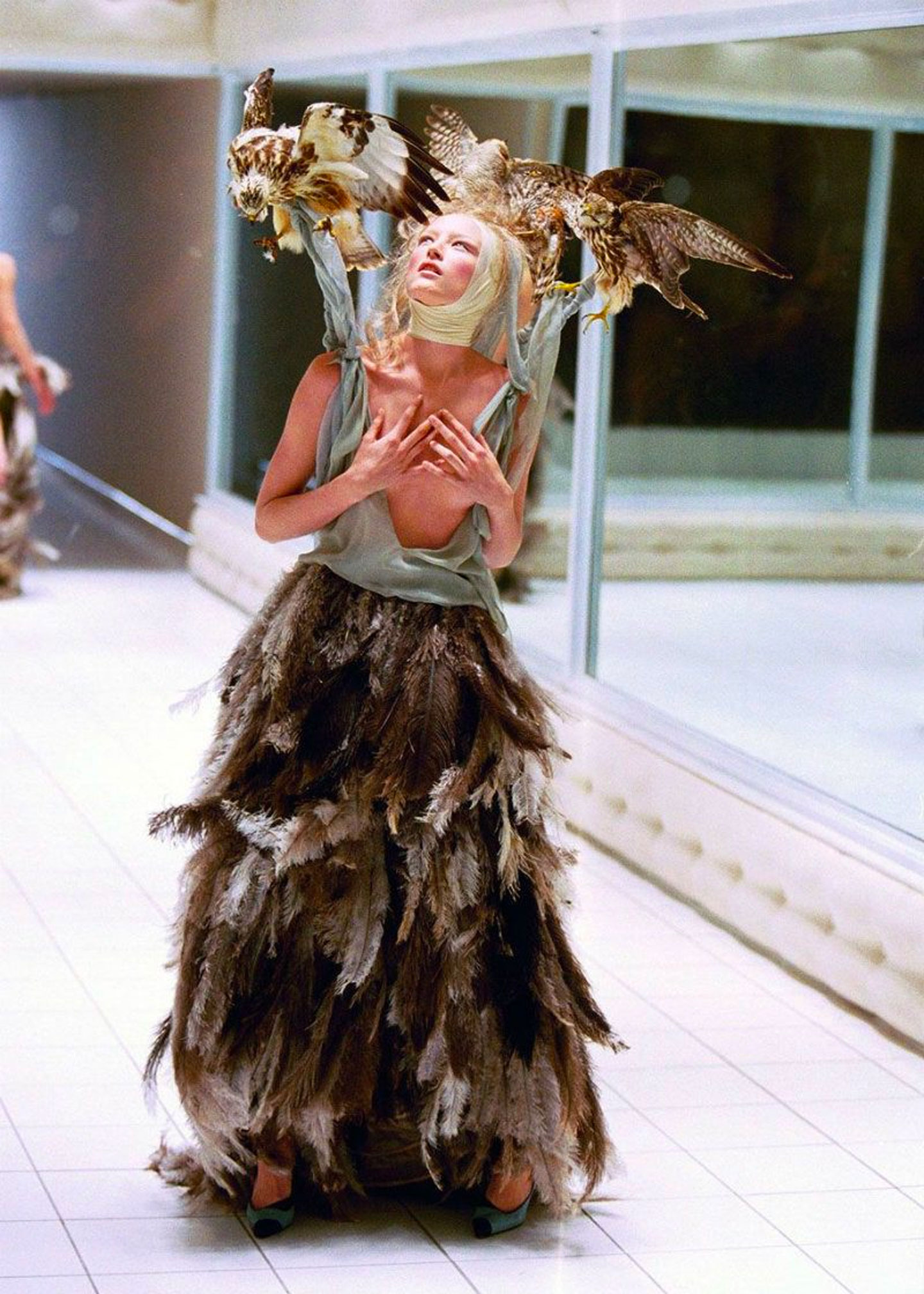 Alexander McQueen spring-summer 2001 ready-to-wear fashion show