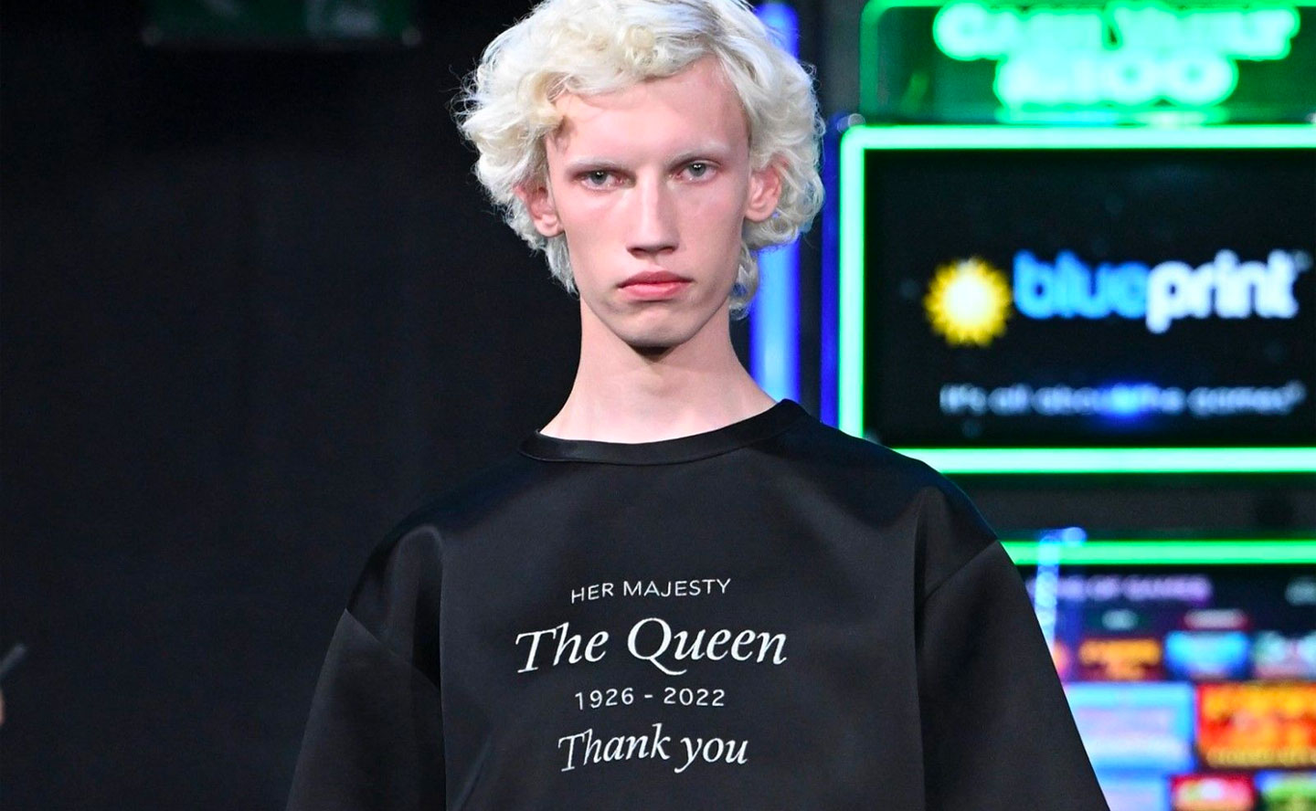 JW Anderson presented a t-shirt in honor of Queen Elizabeth II's passing in his SS32 show in London