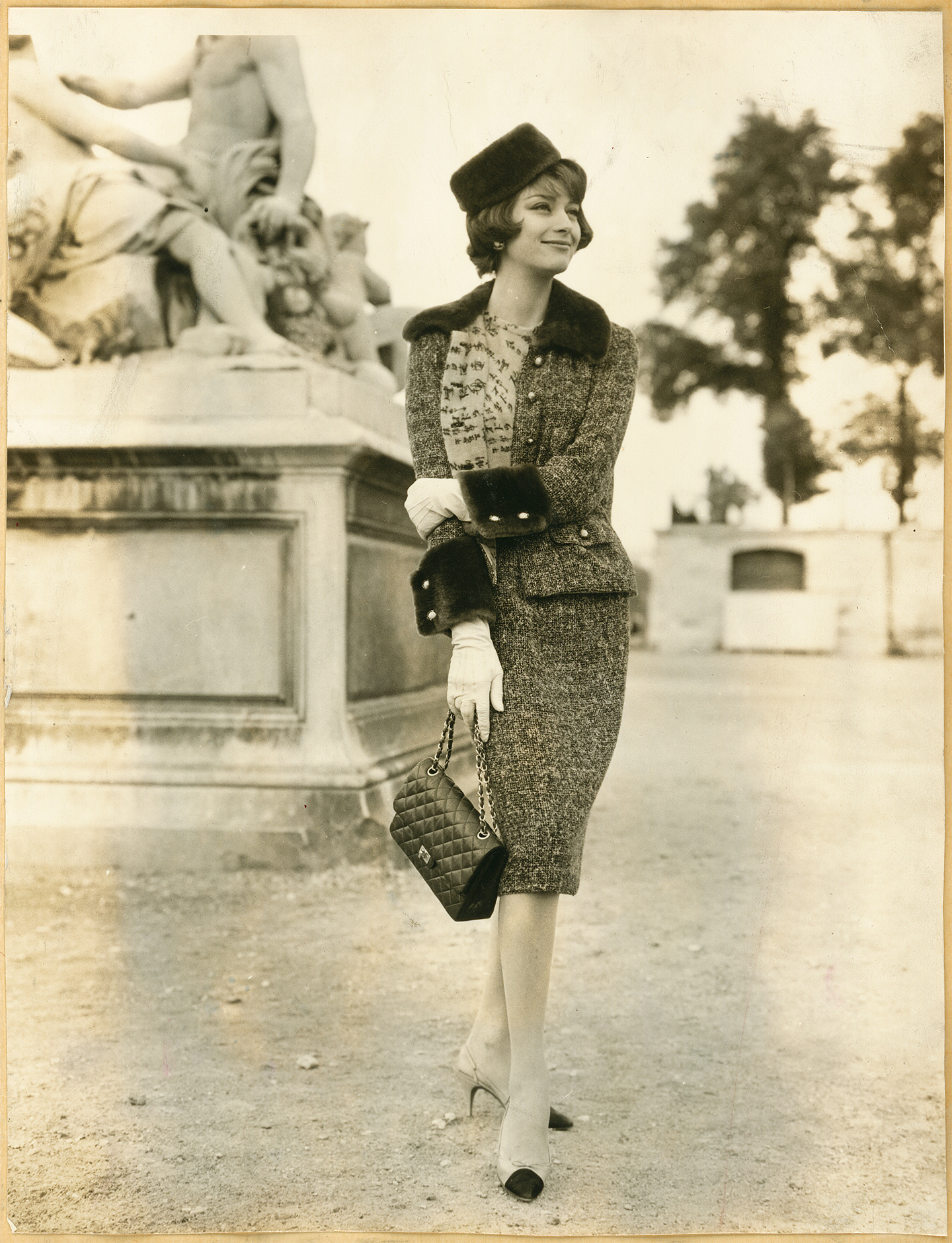 Marie-Hélène Arnaud in a tweed suit from Chanel’s Fall-Winter 1959 collection and Chanel shoes, carrying the 2.55 Chanel handbag © CHANEL / All Rights Reserved. Courtesy of Victoria and Albert Museum, London