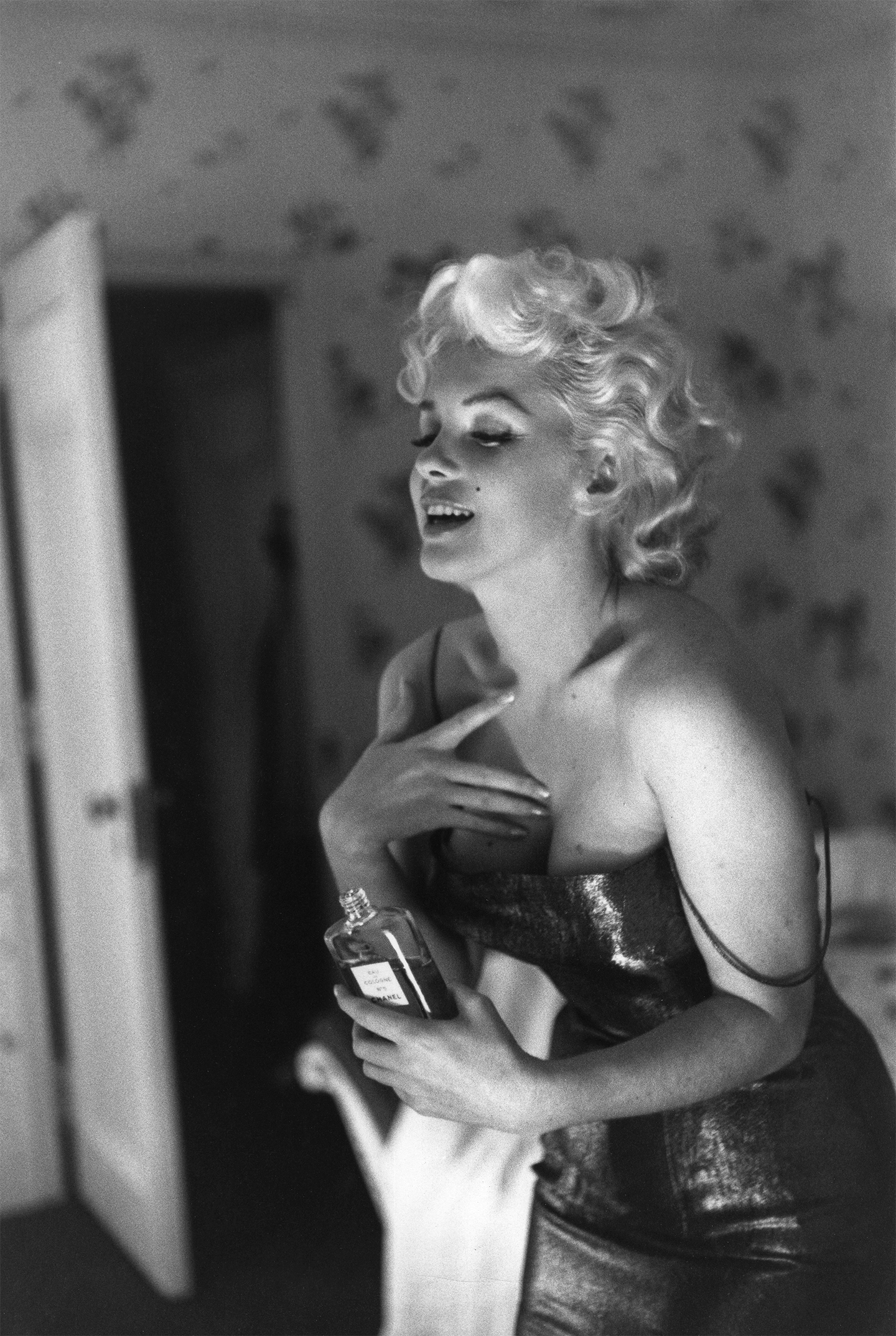 Marilyn Monroe applying Chanel N°5 at the Ambassador Hotel, New York, 24 March 1955. Photograph by Ed Feingersh ©Ed Feingersh/Michael Ochs Archives/Getty Images. Courtesy of Victoria and Albert Museum, London