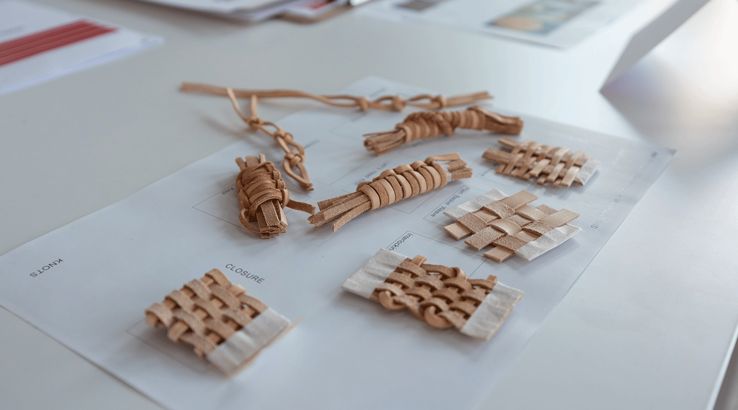 Alida Xavier, an alumna of Istituto Marangoni London, emerged as the winner in the Accessories category of the 2023 ‘Real Leather. Stay Different. Student Design Competition.’ Her winning creation was a handheld basket bag crafted from upcycled leather strips employing traditional basket weaving techniques