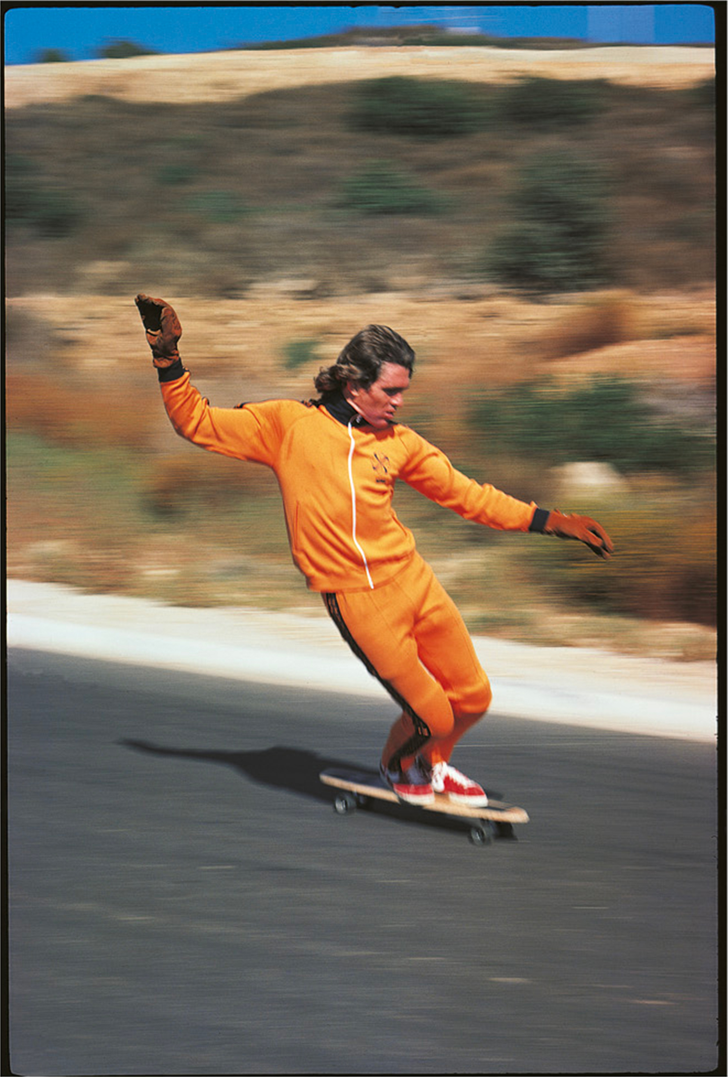 Denis Shufeldt, Downhill speed run, La Costa, Carlsbad CA, 1976. © Warren Bolster. Image Courtesy of The Design Museum