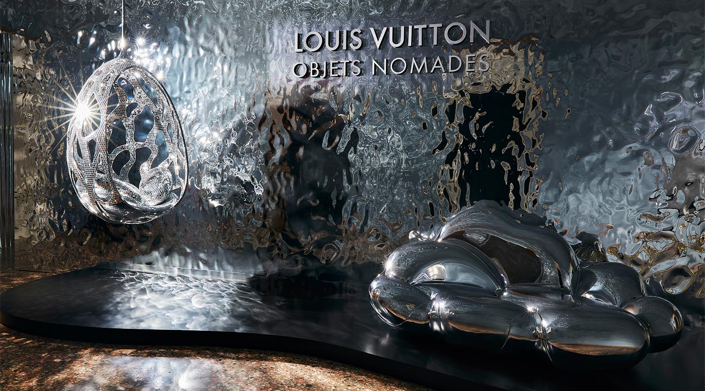 The entrance to the Objets Nomades exhibition featured the iconic Cocoon by Fernando and Humberto Campana, updated with over 10,000 mirrored tesserae, and the Bomboca Sofa, which was transformed into a mirror. © Louis Vuitton
