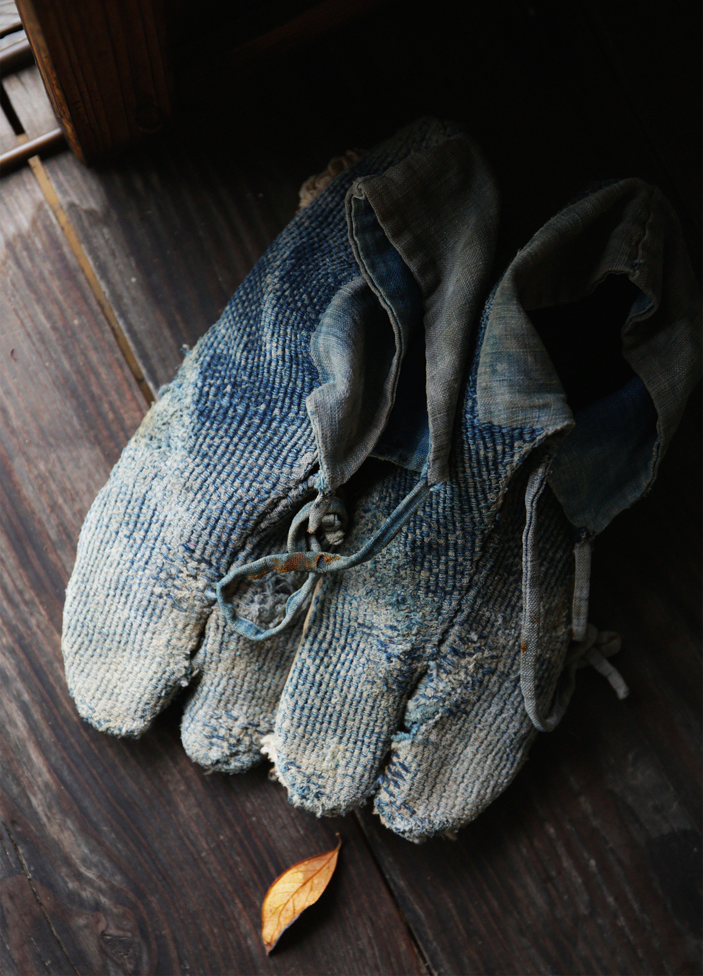 Indigo-dyed Tabi boots. © photo: Nick Clements