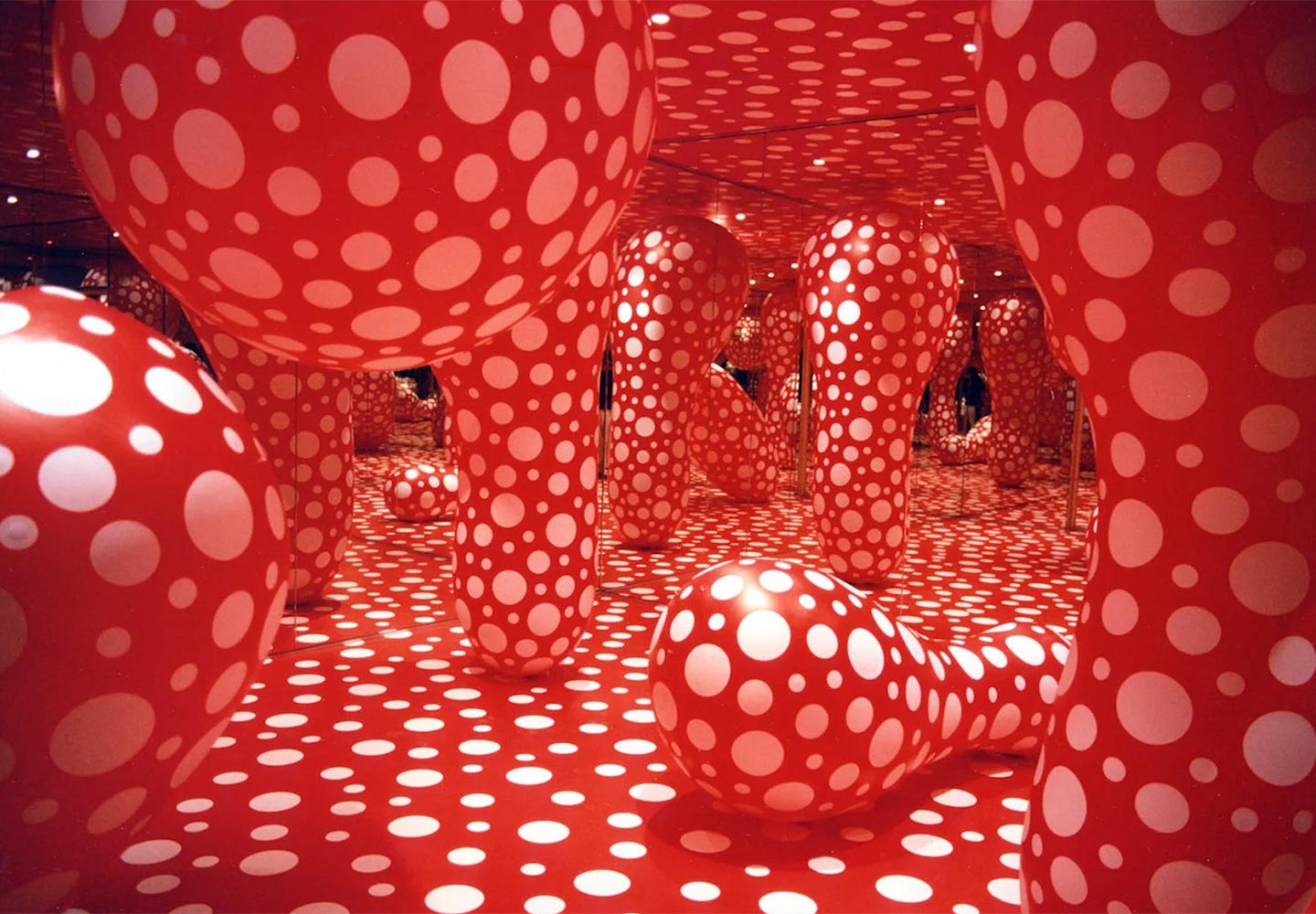 Yayoi Kusama, Dots Obsession, Infinity Mirrored Room, 1998. Installation. Les Abattoirs, Toulouse, France