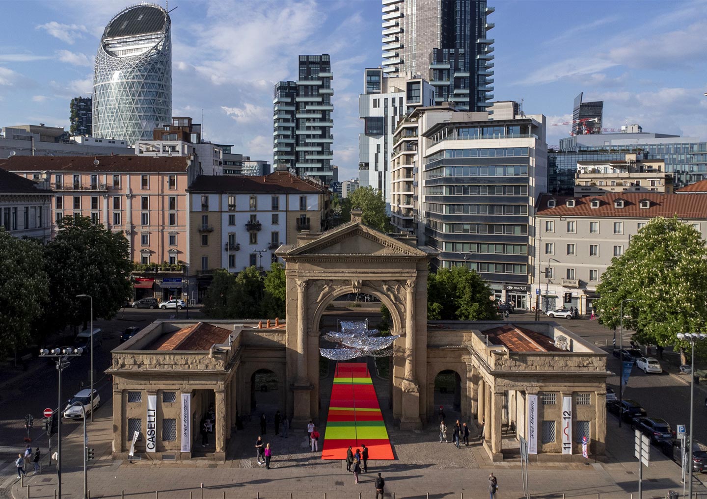 Ingo Maurer presented an open-air installation in Milan's Porta Nuova district to create reflection, dialogue and atmosphere from 18 to 23 April 2023