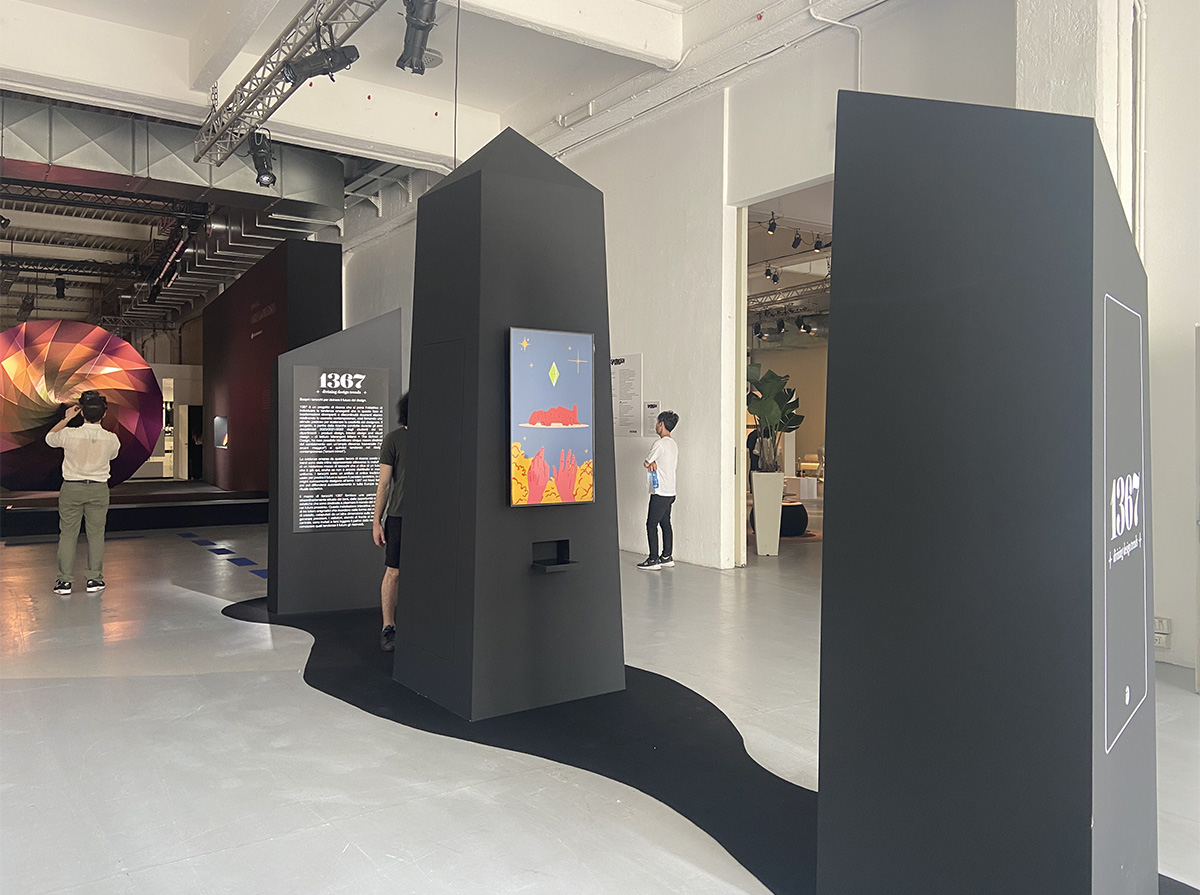 The “1367 • Divining Design Trends” exhibition at Superstudio on 27, Via Tortona. In this phygital installation, a virtual fortune teller will read the cards of future design trends 